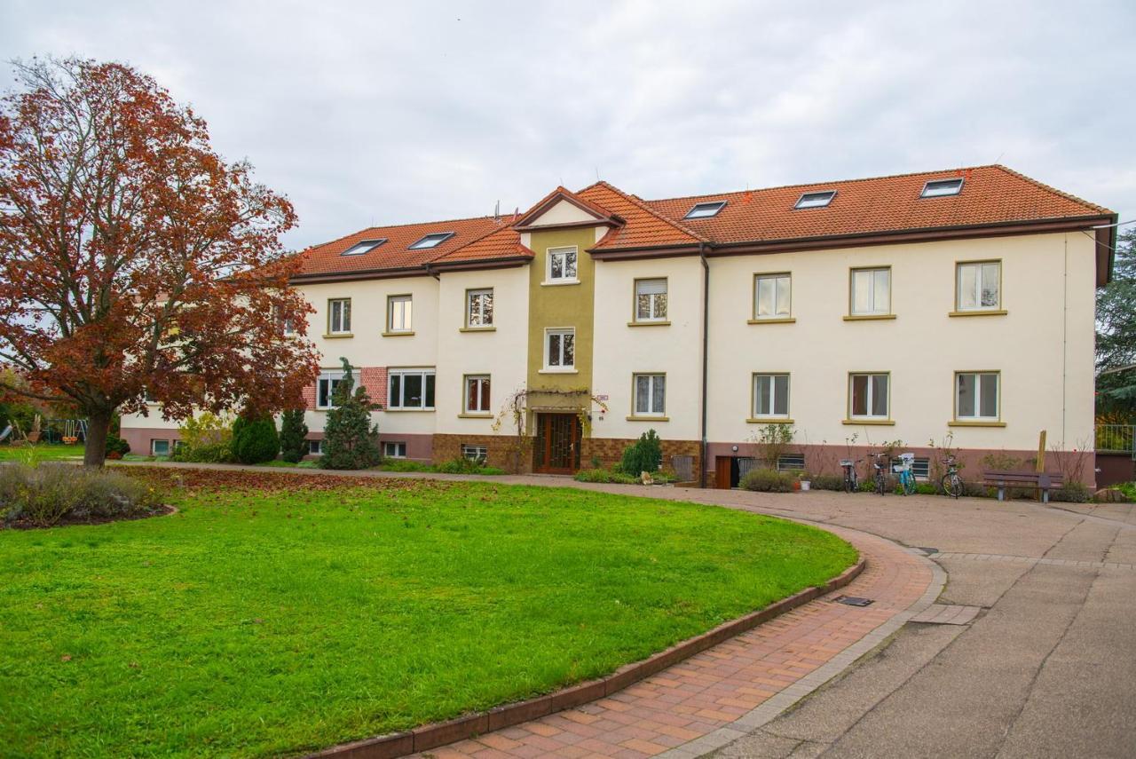 Christliche Gaestehaeuser Weinstrasse Нойштадт-ан-дер-Вайнштрасе Екстер'єр фото